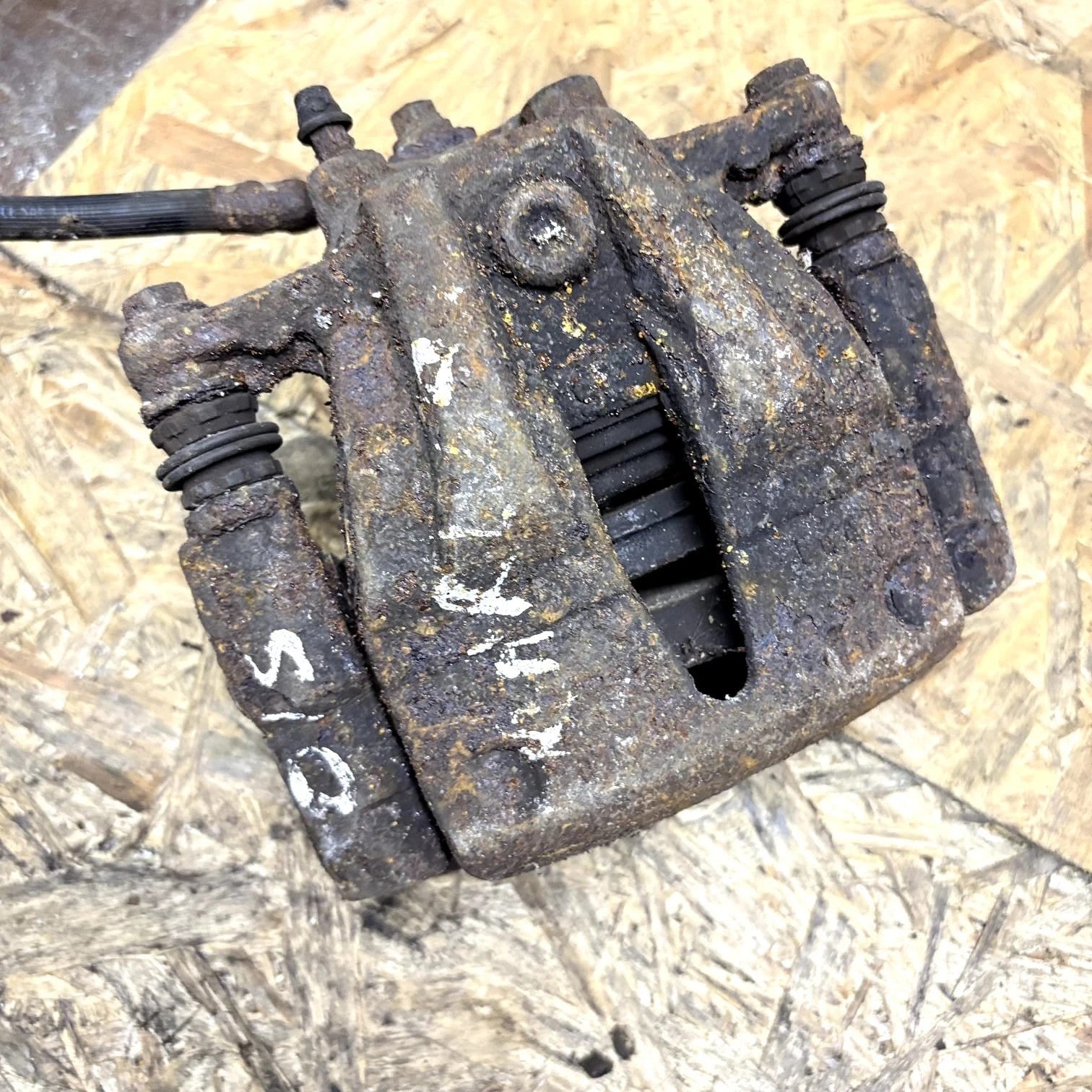Nissan Note E11, NE11 Driver Side Brake Caliper 14390260