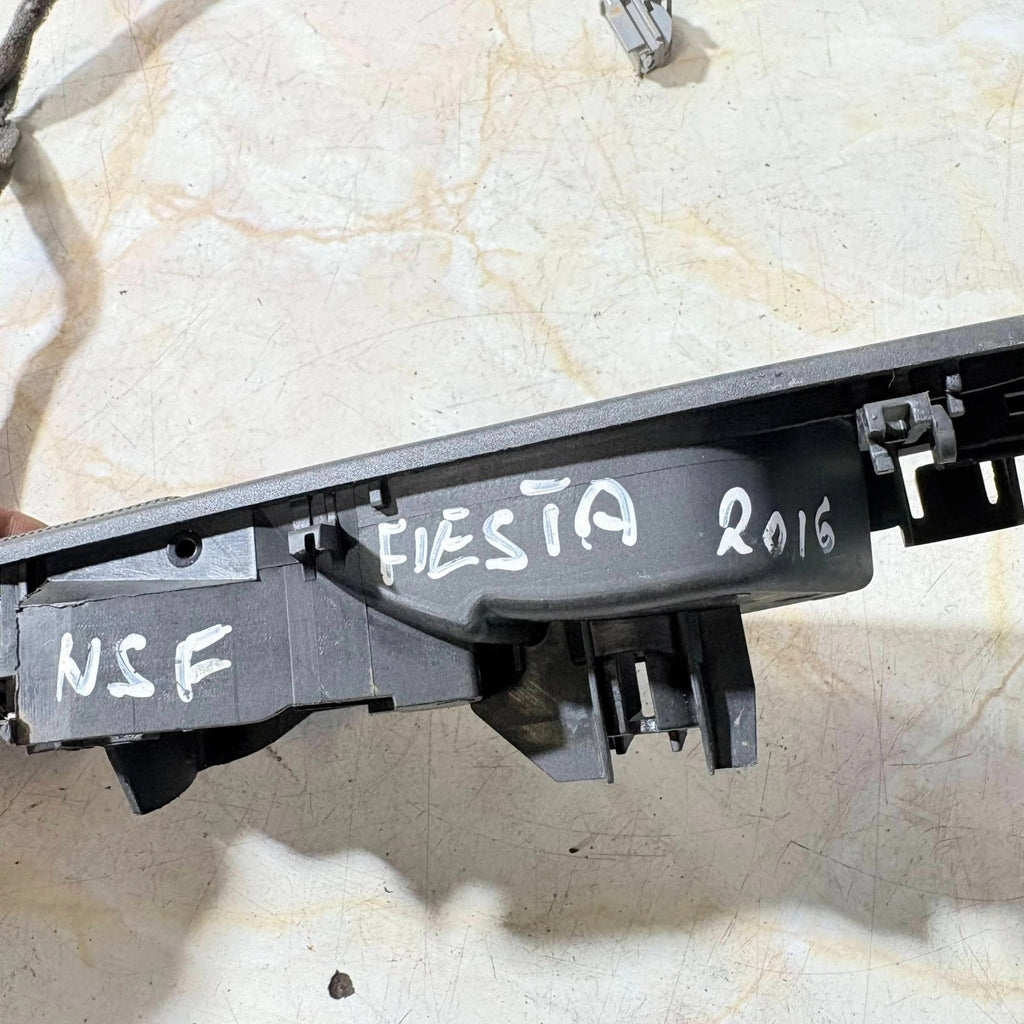 08-17 FORD FIESTA MK7 INSIDE PASSENGERS LEFT SIDE FRONT DOOR HANDLE WITH SPEAKER