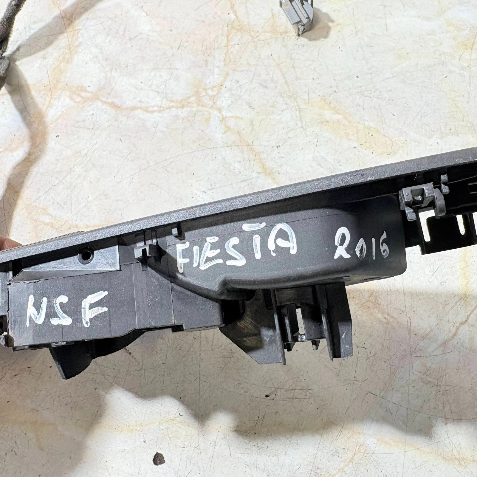 08-17 FORD FIESTA MK7 INSIDE PASSENGERS LEFT SIDE FRONT DOOR HANDLE WITH SPEAKER
