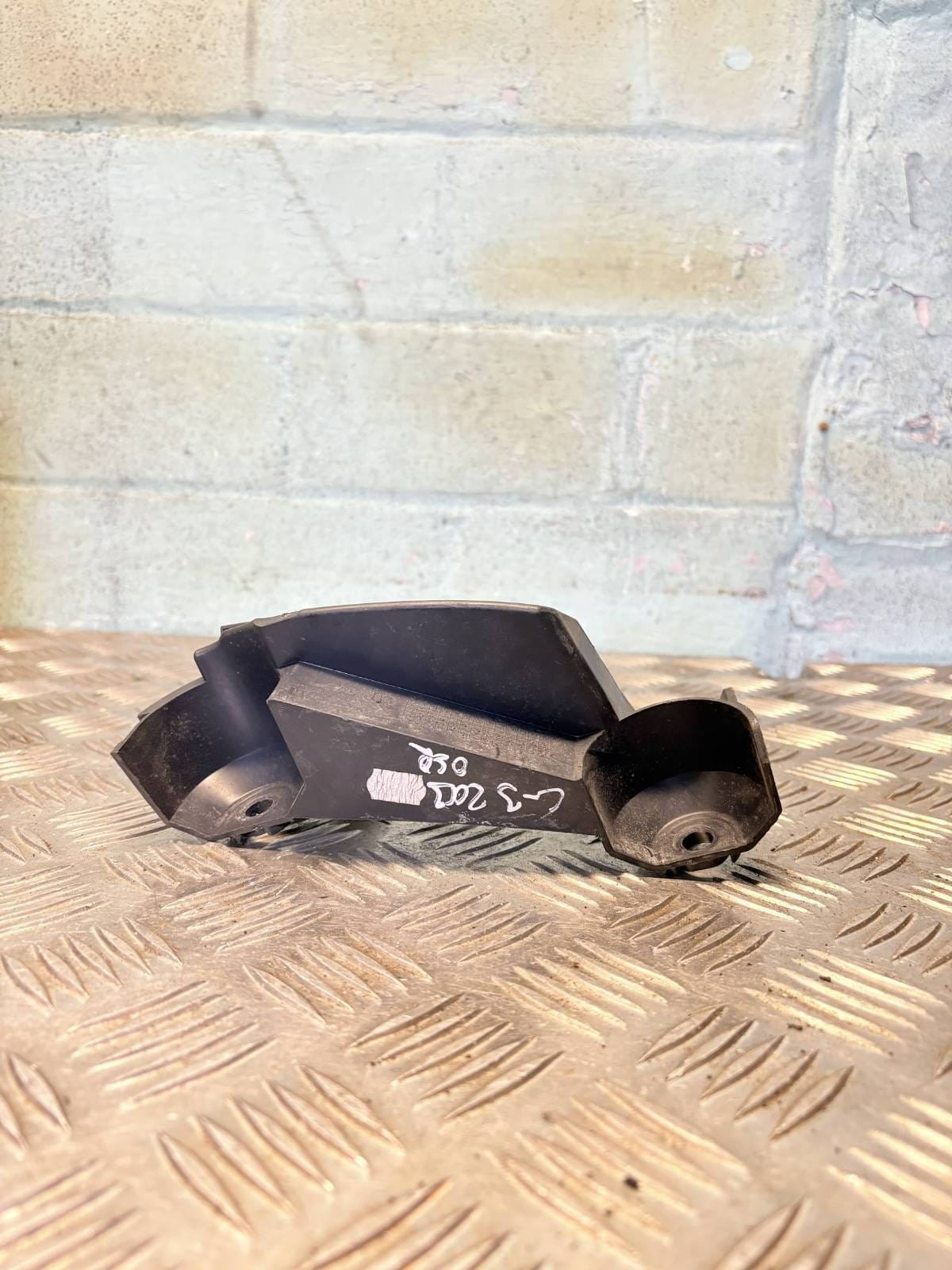9683977180 018225 c04601-091 Rear Bumper mounts (BUMPER BRACKET)UK612705-83 2013