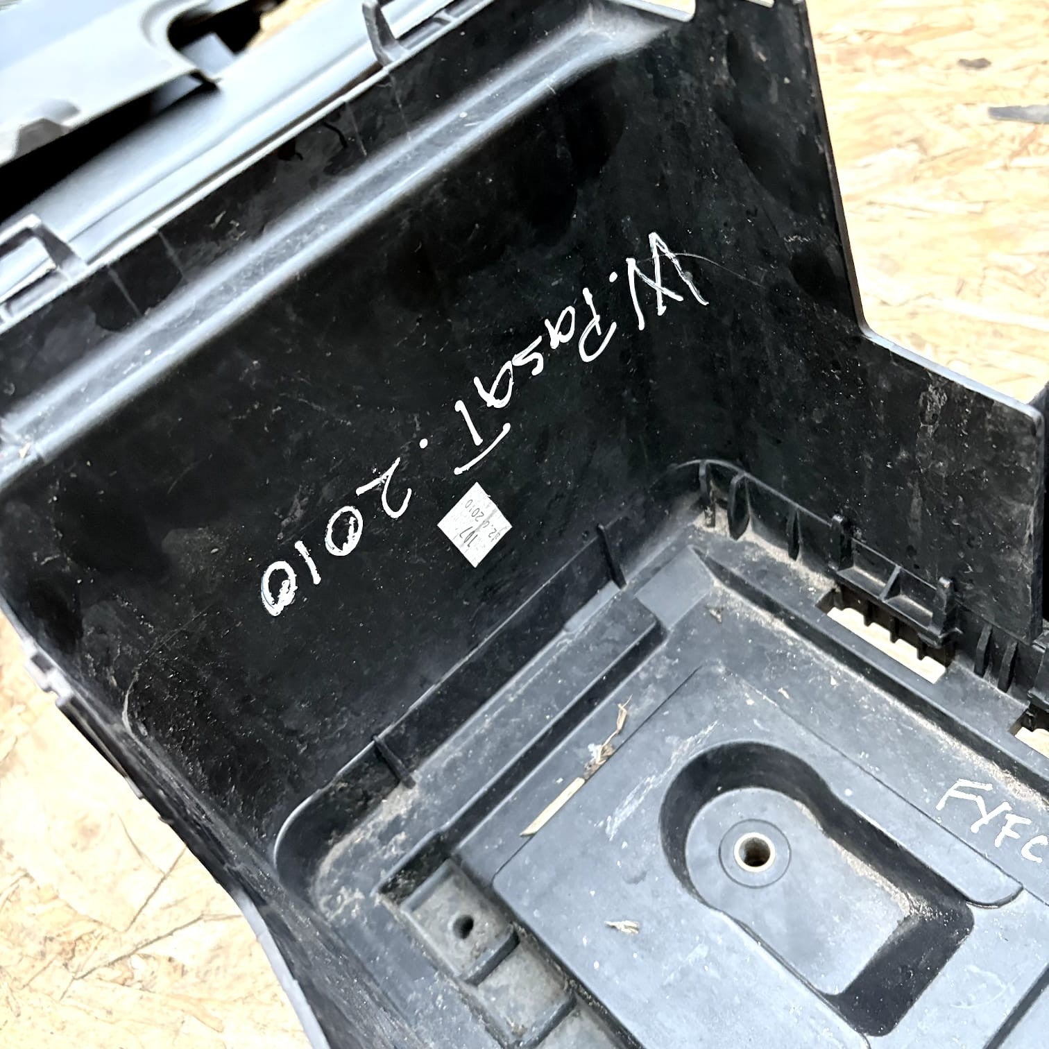 AUDI VW SKODA SEAT 1.6 BATTERY TRAY HOLDER 1K0915325A *FAST DELIVERY* 2010