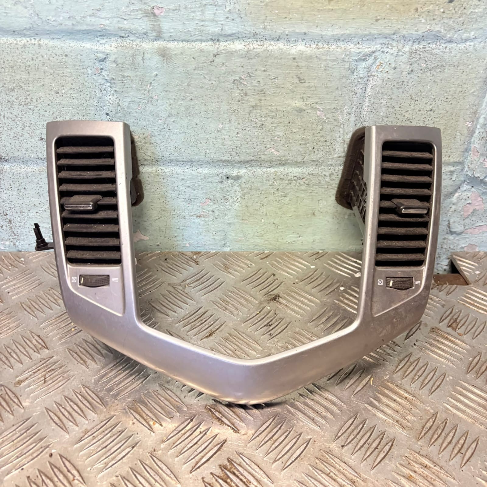CHEVROLET CRUZE DASHBOARD AIR VENTS 94567907/21926321 2010