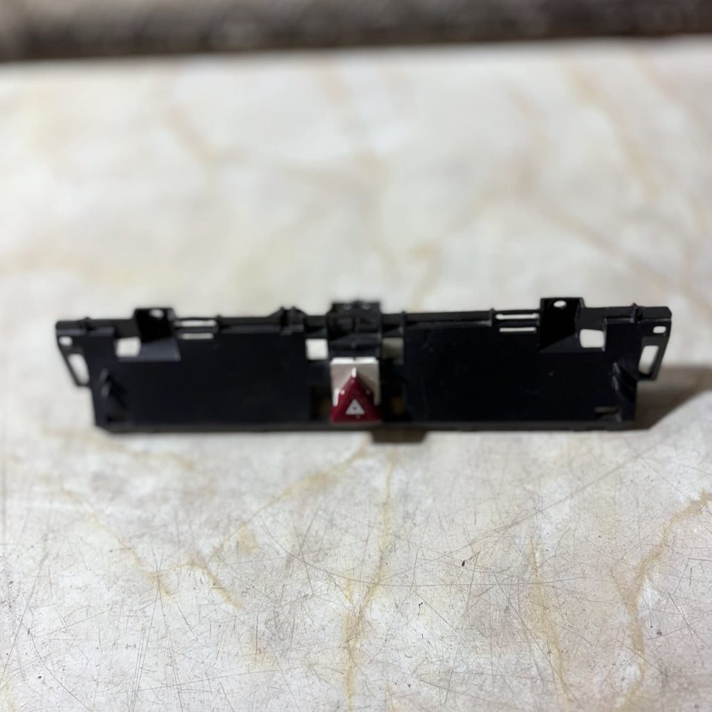 VW Passat Variant (3C5) 2.0 TDI 4motion Switch Hazard Indicator 05818-000 GENUI