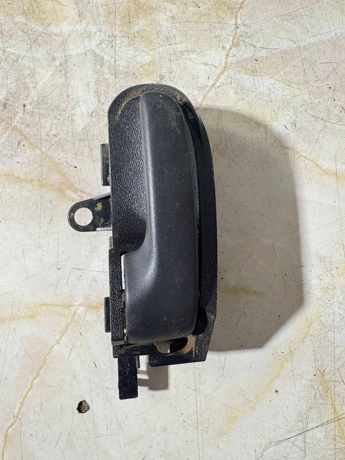 TOYOTA AYGO 2013 MK1 NSF LEFT FRONT INTERIOR DOOR HANDLE ABS7930 2007-2013