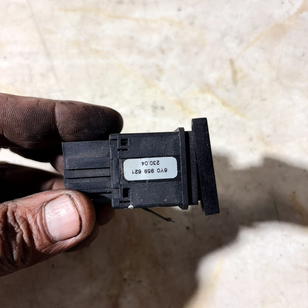 SKODA FABIA 2004 5DR HEATED WINDOW DEMISTER SWITCH BUTTON 6Y0959621
