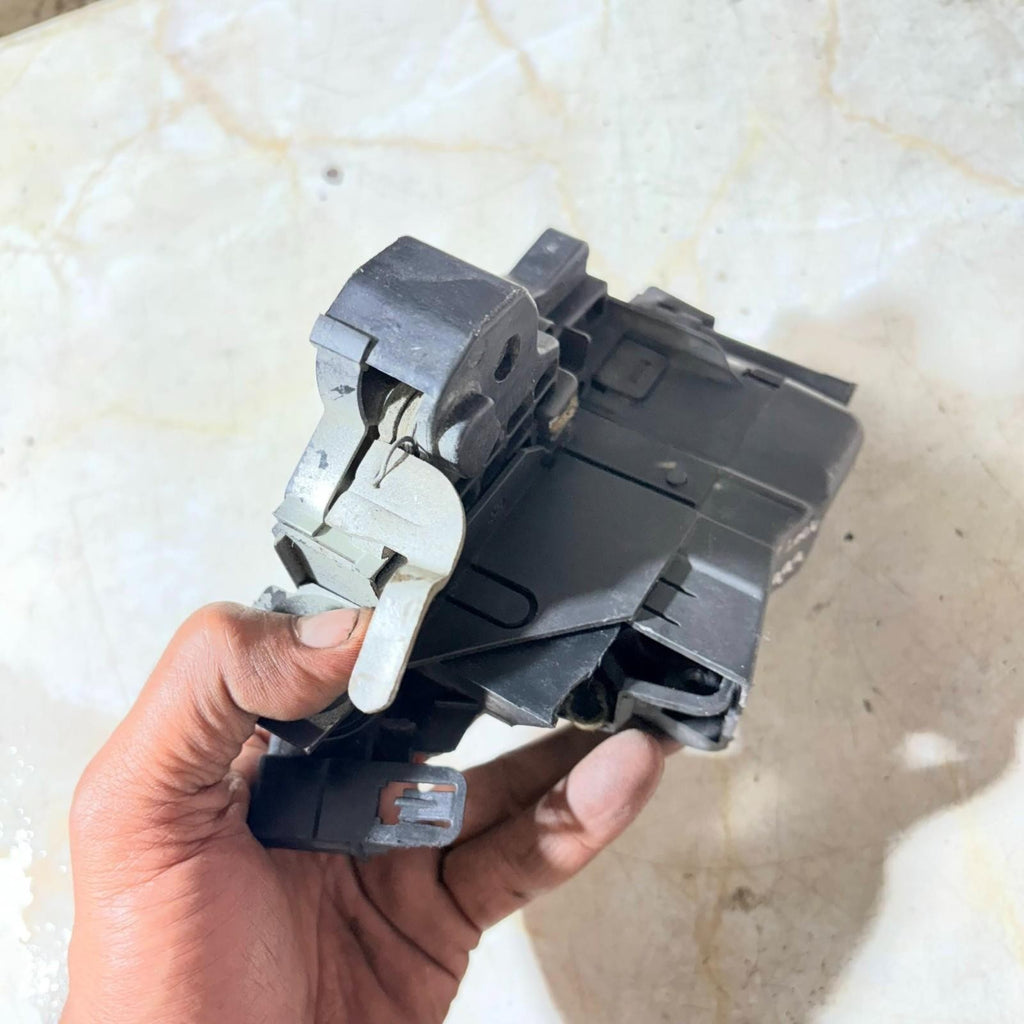 1995-2001 MERCEDES E300 NEARSIDE PASSENGER FRONT CENTRAL LOCKING UNIT