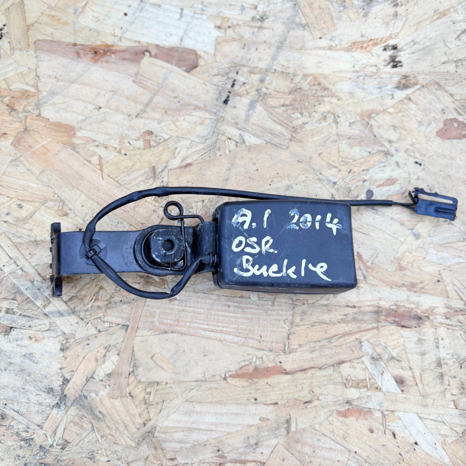 2014 AUDI A1 OFFSIDE REAR SEATBELT BUCKLE STALK 8X0857739