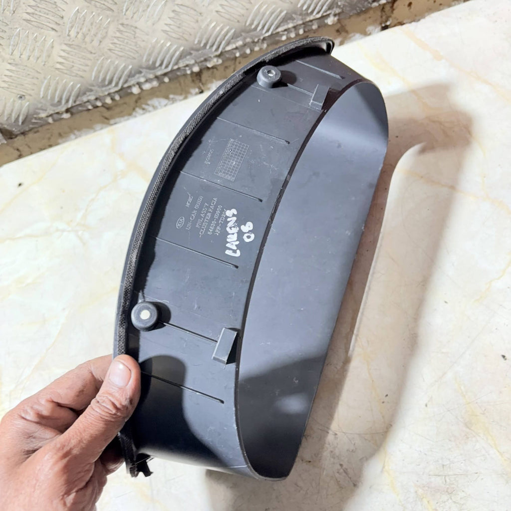 KIA CARENS Speedometr Bezel 84830-ID900
