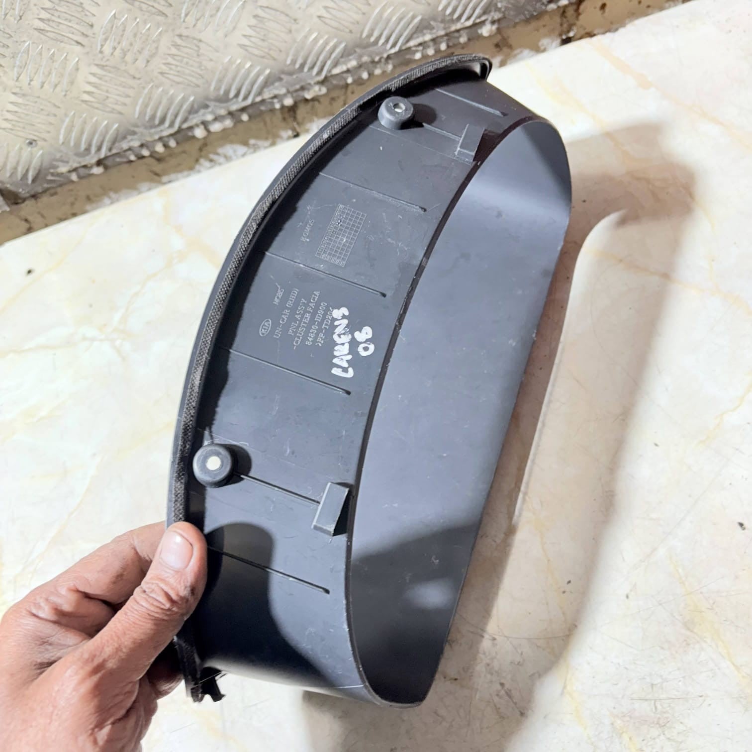 KIA CARENS Speedometr Bezel 84830-ID900