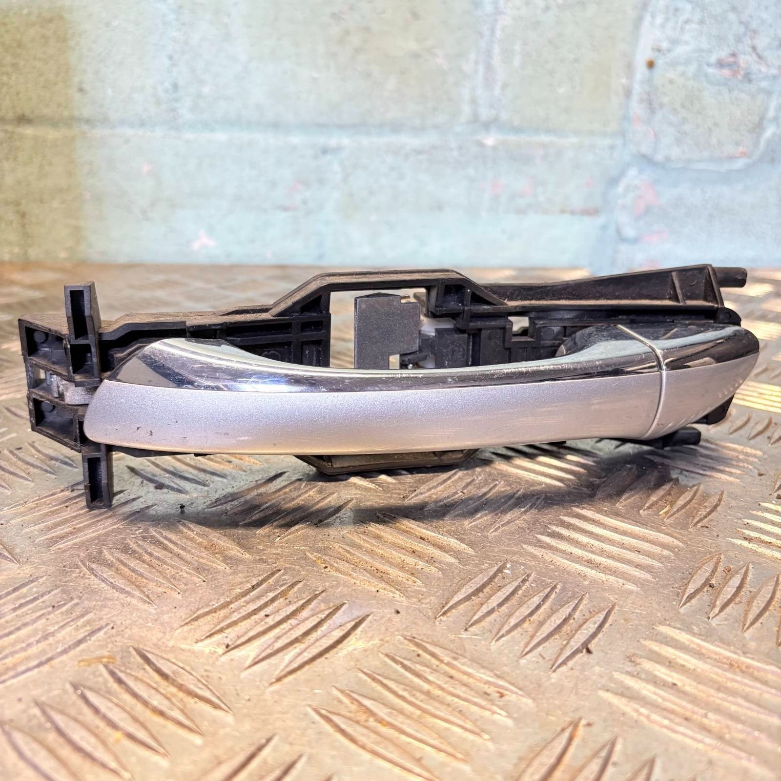 MERCEDES E220 2002-2009 W211 NEARSIDE PASSENGER LEFT FRONT OUTER DOOR HANDLE