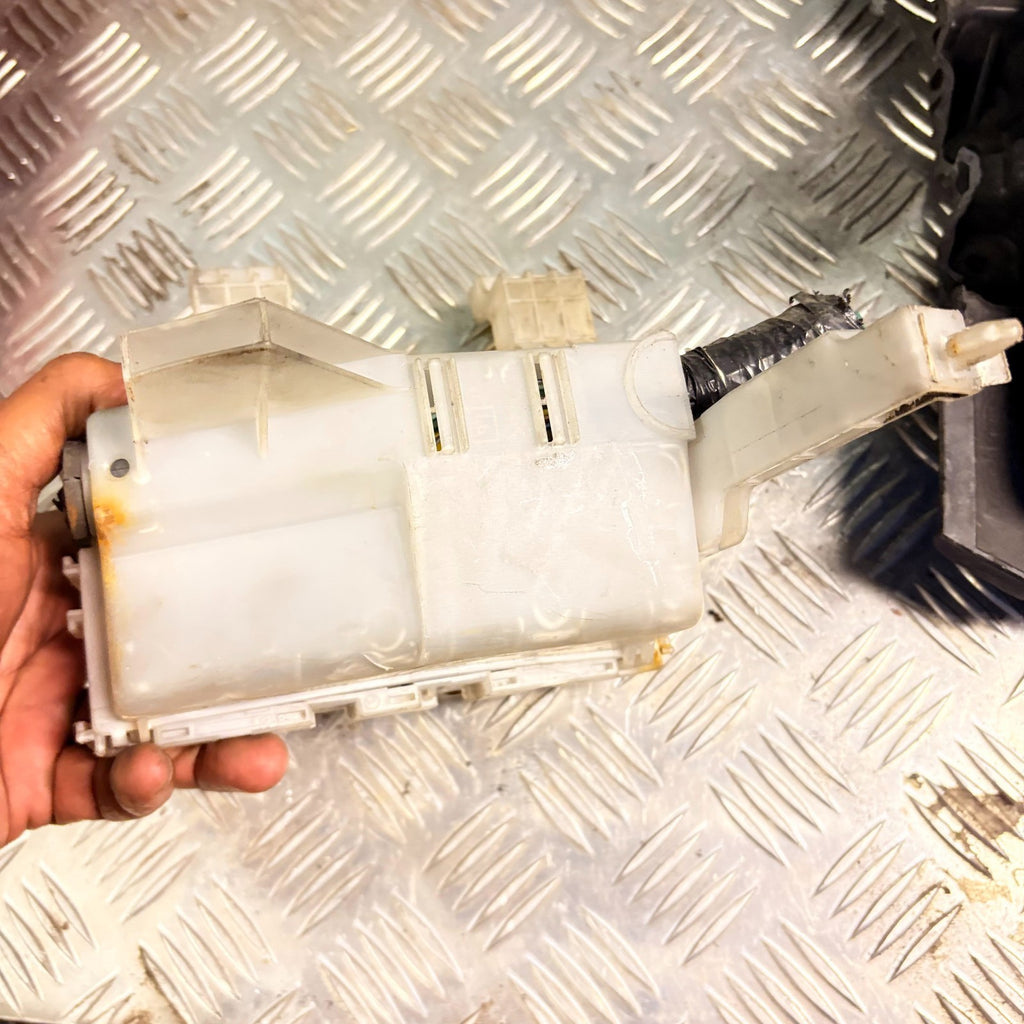 NISSAN X-TRAIL MK1 UNDER BONNET FUSE BOX BOARD 2001-07