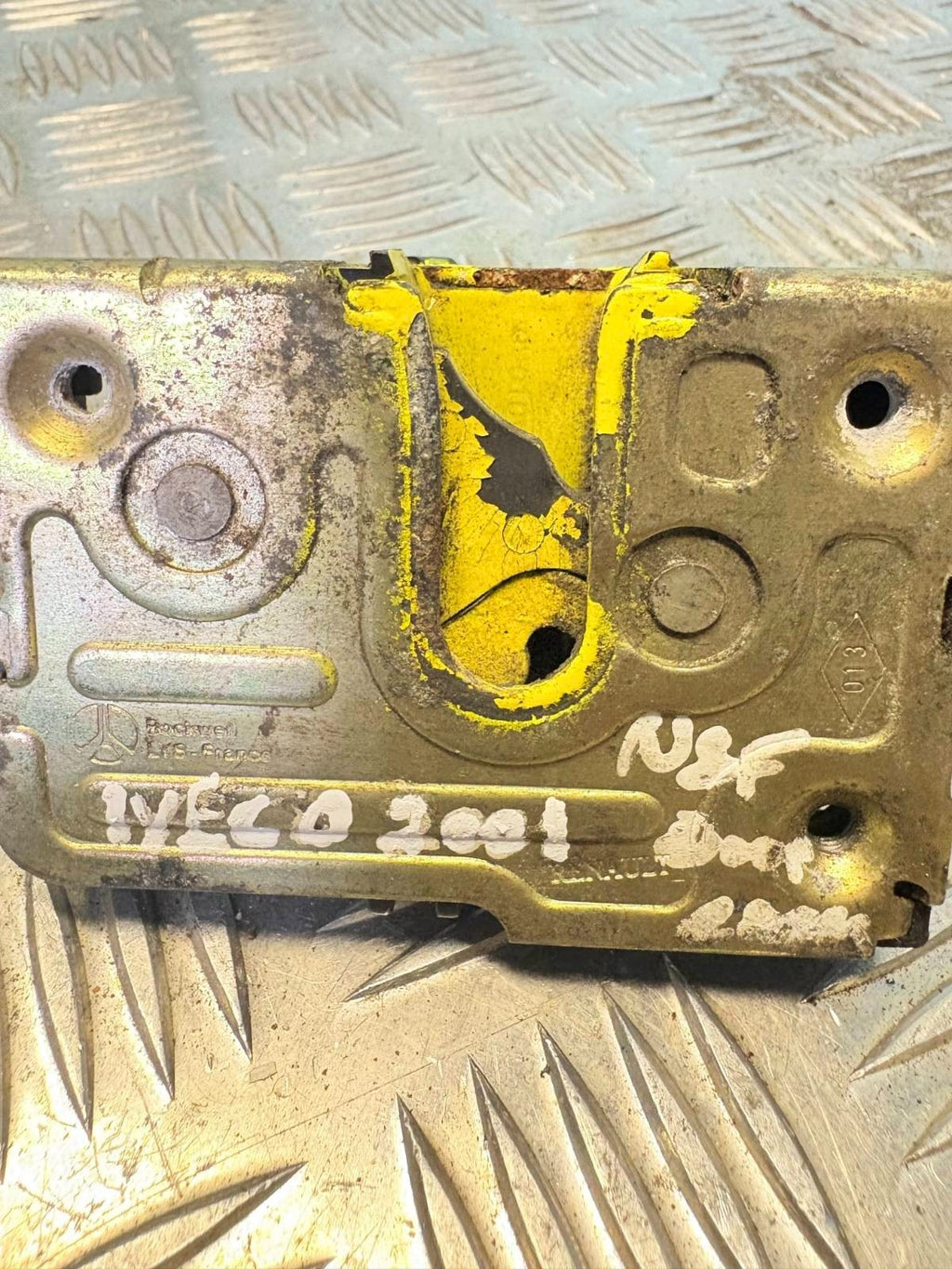 IVECO DAILY NSF PASSENGER FRONT DOOR LOCK MECHANISM 2001