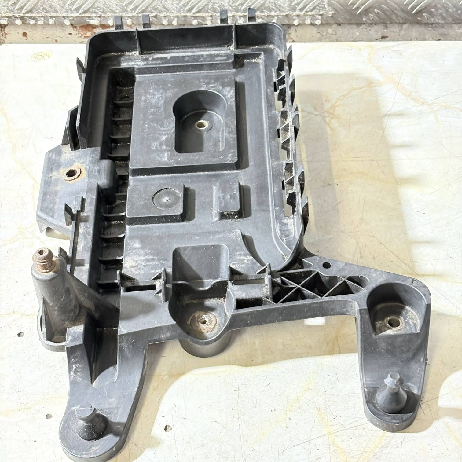 VOLKSWAGEN GOLF MK5 1K 2003-2008  2.0 BATTERY TRAY HOUSING 1K0915333C