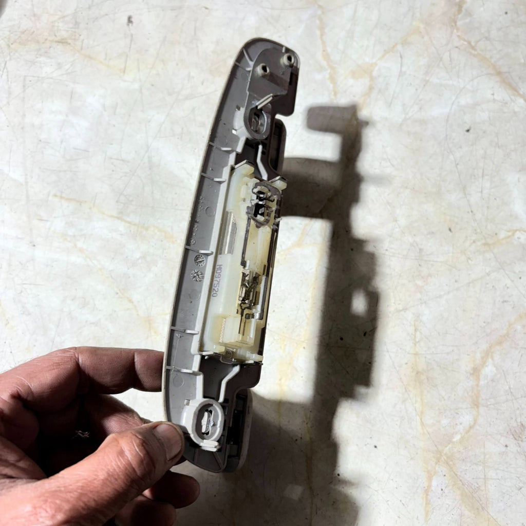 Mercedes ML-Class W164 2005–2011 Rear Right Roof Grab Handle A1648100654