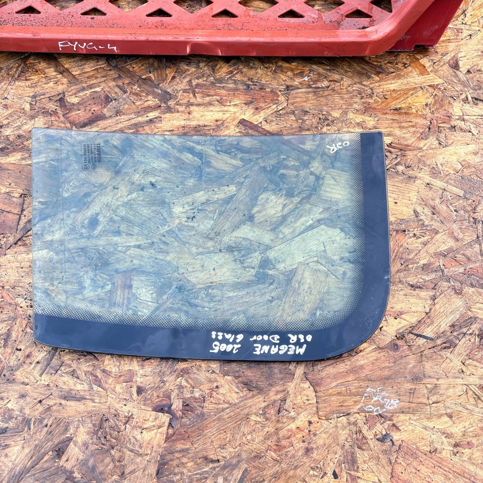 RENAULT MEGANE 2003-08 OFFSIDE DRIVER SIDE REAR DOOR QUARTER WINDOW GLASS