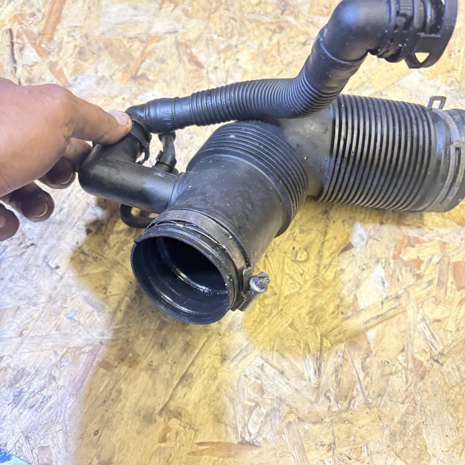 2013 AUDI A1 VW 1.6 CAY AIR INTAKE PIPE 6R0129654C