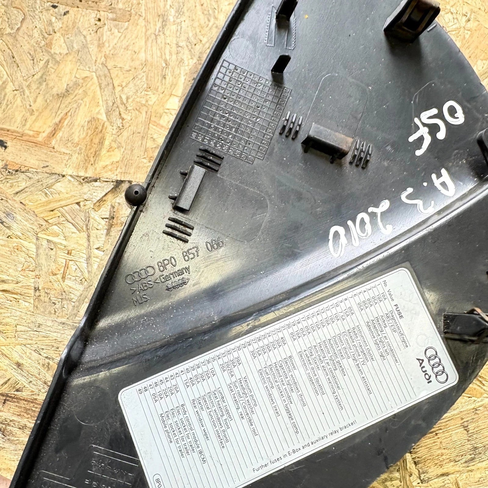 AUDI A3 2010 OFF SIDE DRIVER SIDE DASHBOARD END COVER CAP TRIM 8P0857086