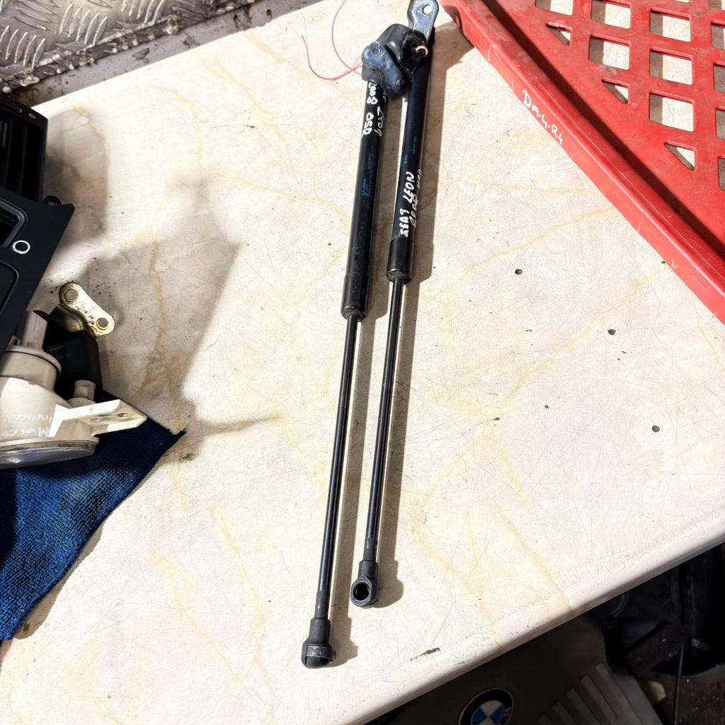 SEATLEONTAILGATEBOOTSTRUTSGASPAIR DRIVERREAR PASSENGER REAR1PO827550 2008NSR,OSR