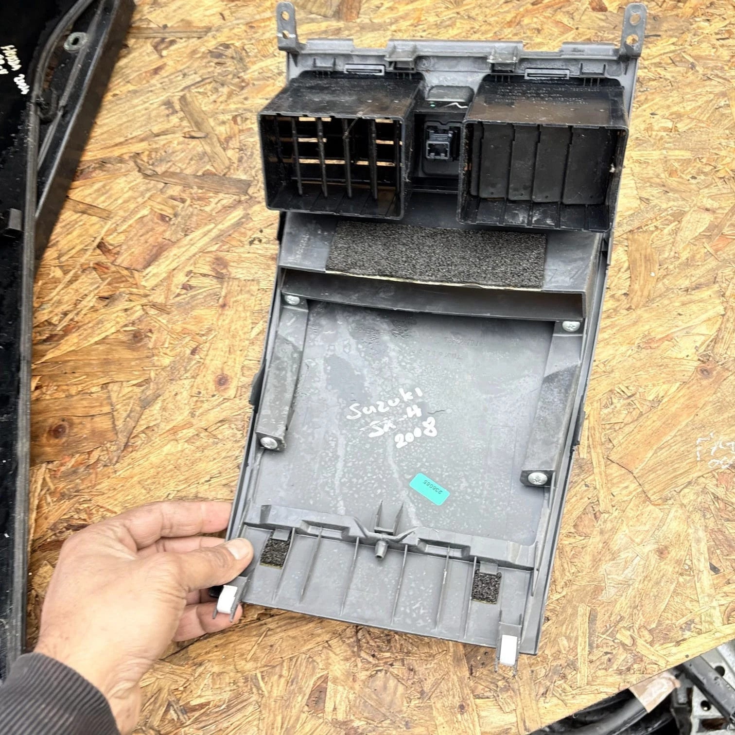 Suzuki SX4 Central Heater Vents Plastic Surround 2008 Reg 7382279J Centre Vent