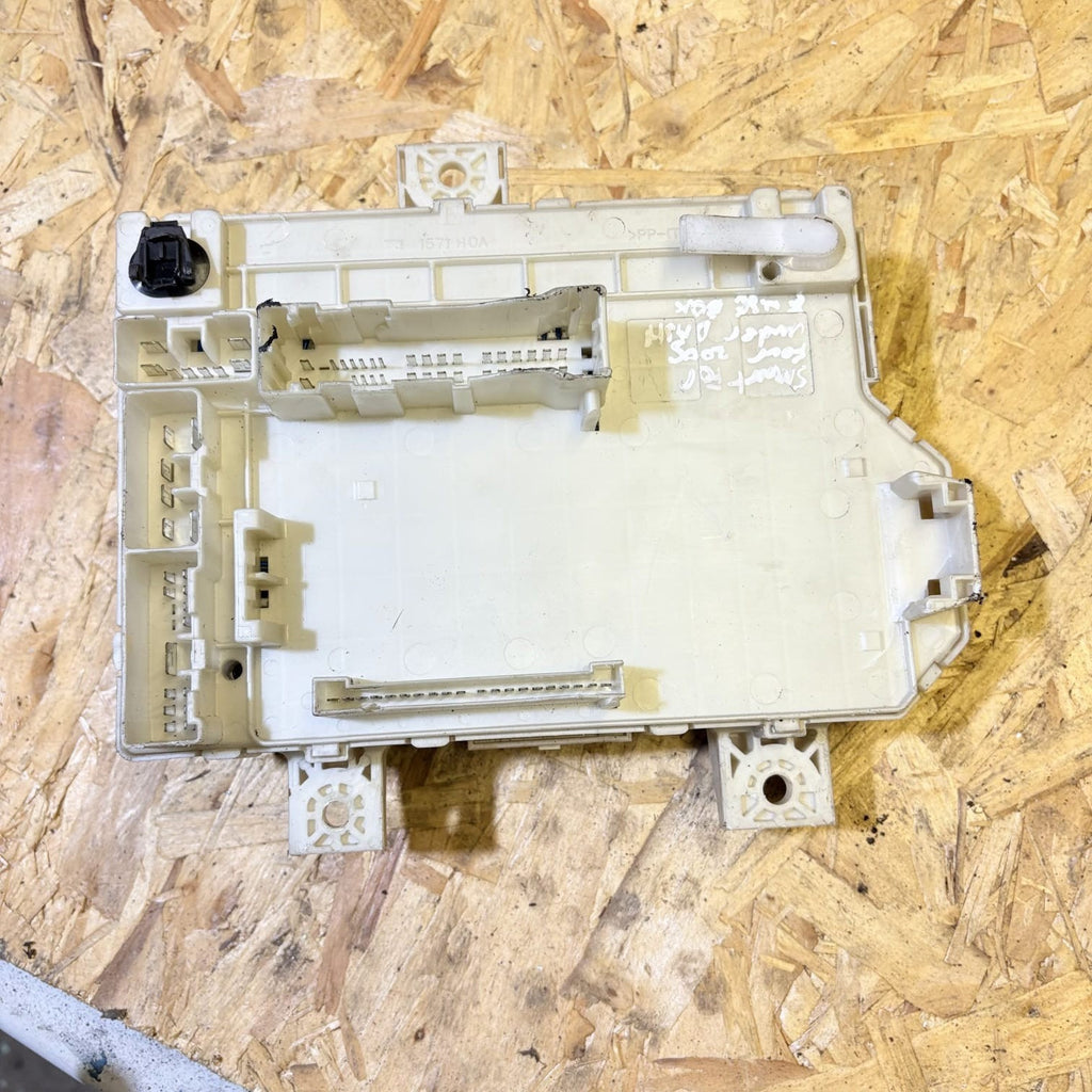 Mitsubishi Colt Smart For Four 2005 under-dash Fuse Box 1571HOA