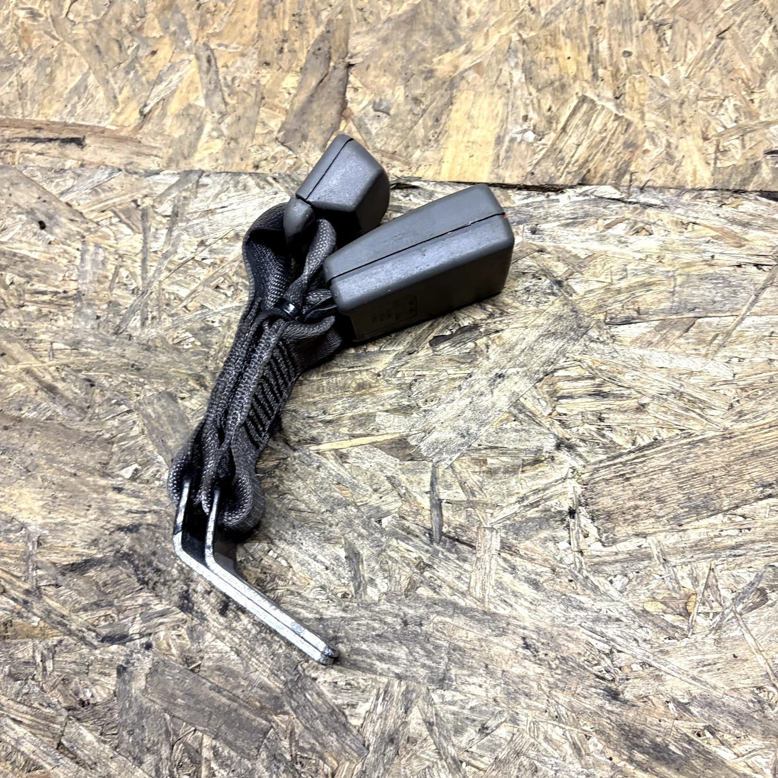 Jaguar XF X250 (09-15) Rear Right OSR+Centre Seat Belt Buckle 2R83-F60044-AC
