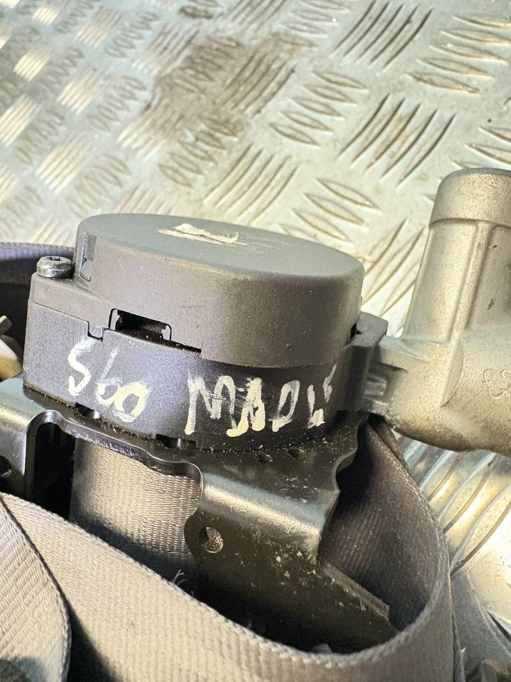 VOLVO S60 REAR CENTER MIDDLE SEAT BELT