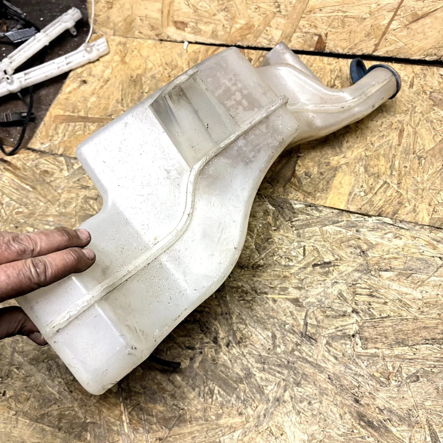 Iveco Daily 3/III 2000-06 Windscreen Washer Bottle Tank Pump 500336393