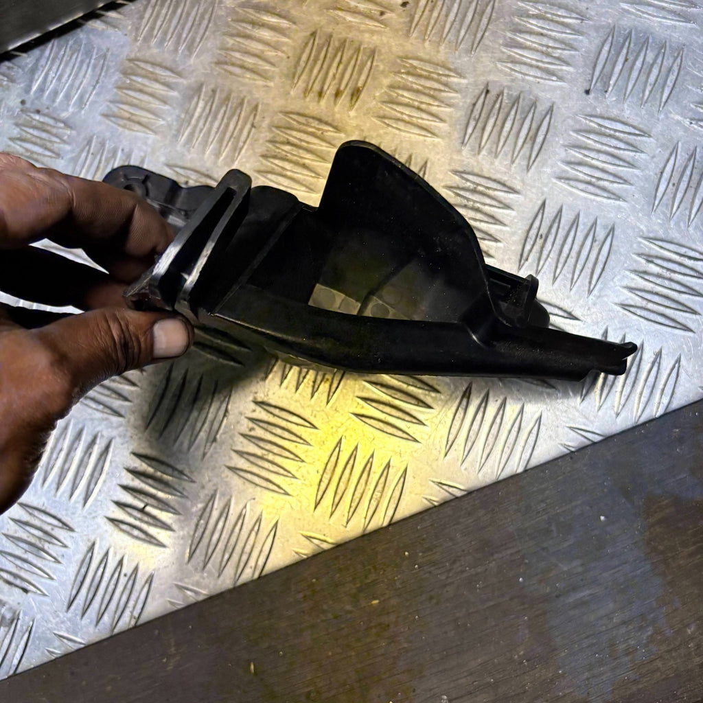 2013 VOLVO V40 REAR LEFT SEAT BELT BRACKET 31305594