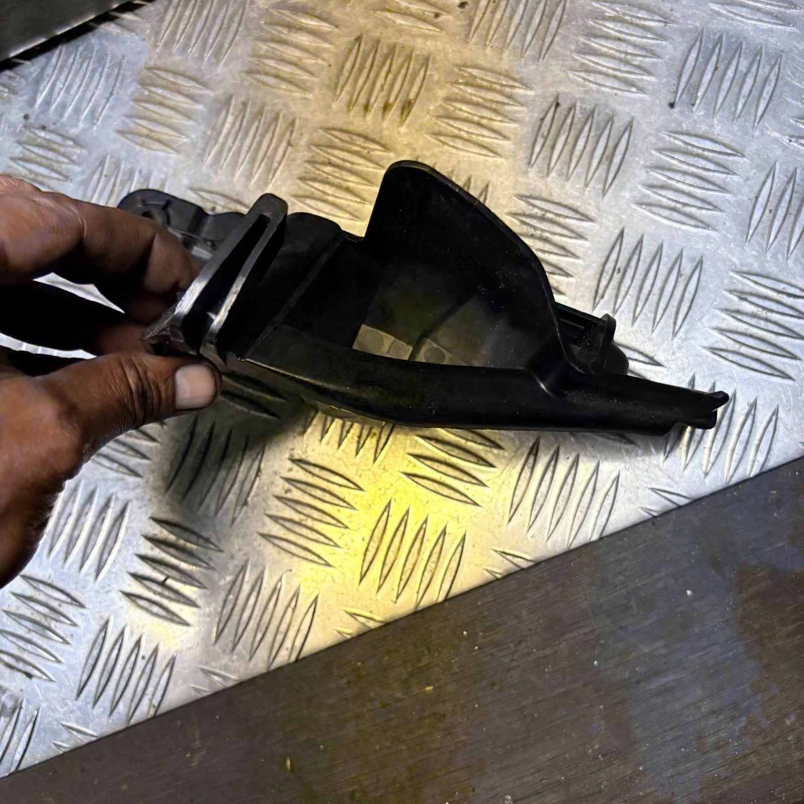 2013 VOLVO V40 REAR LEFT SEAT BELT BRACKET 31305594
