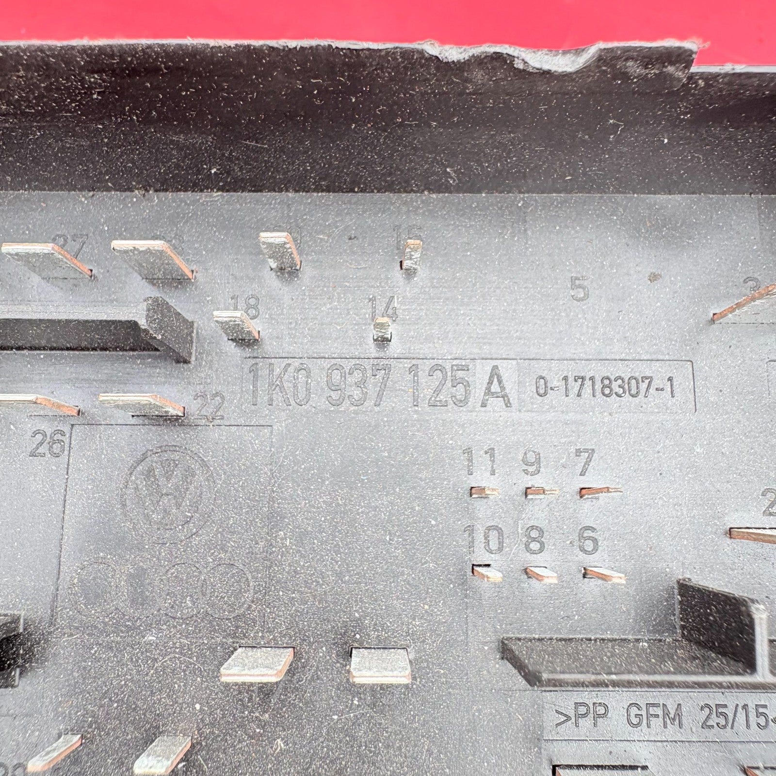 VW Golf Mk5 Central Electrics For Engine Bay Fuse Box 1K0937125A