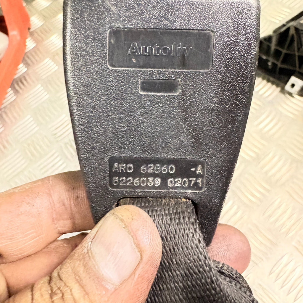 BMW 3 Series E46 Coupe Rear Seatbelt Buckle Right Centre 8226039