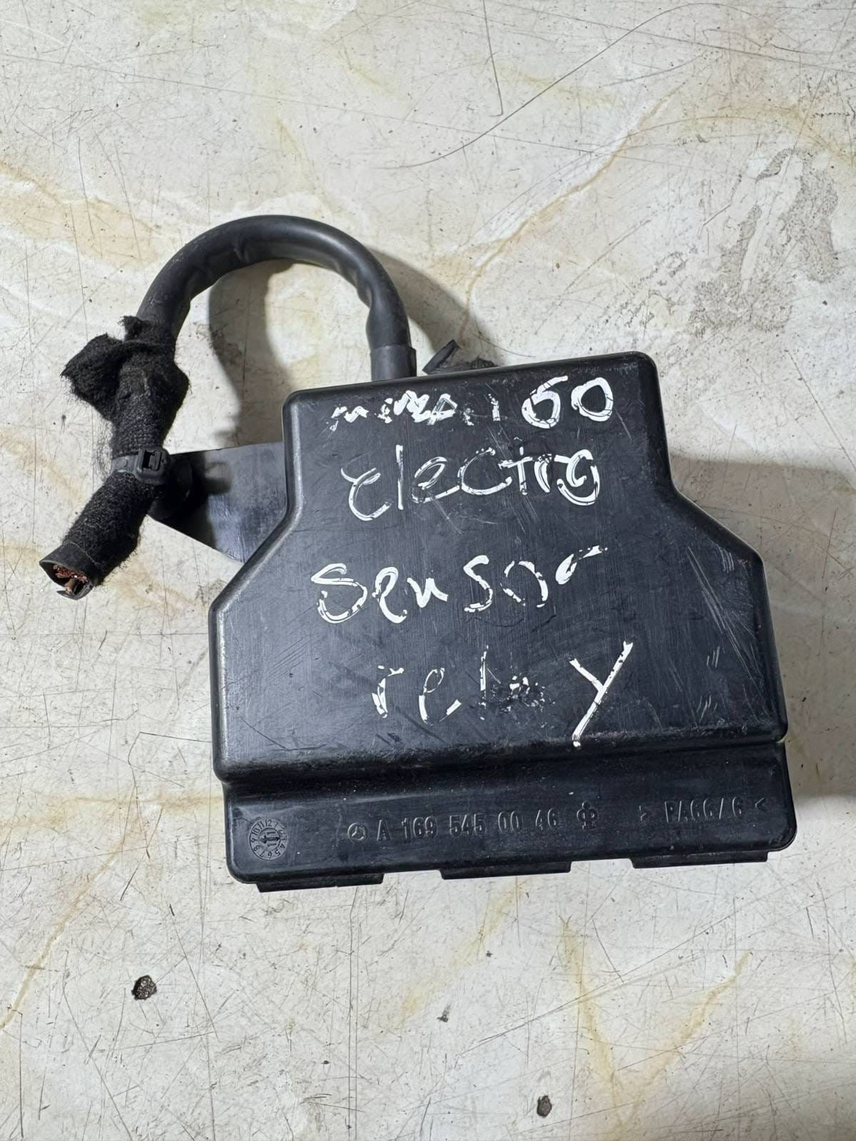 2012 MERCEDES-BENZ C CLASS W204 2.1 CDI DIESEL FUSE RELAY BOX A1695450046