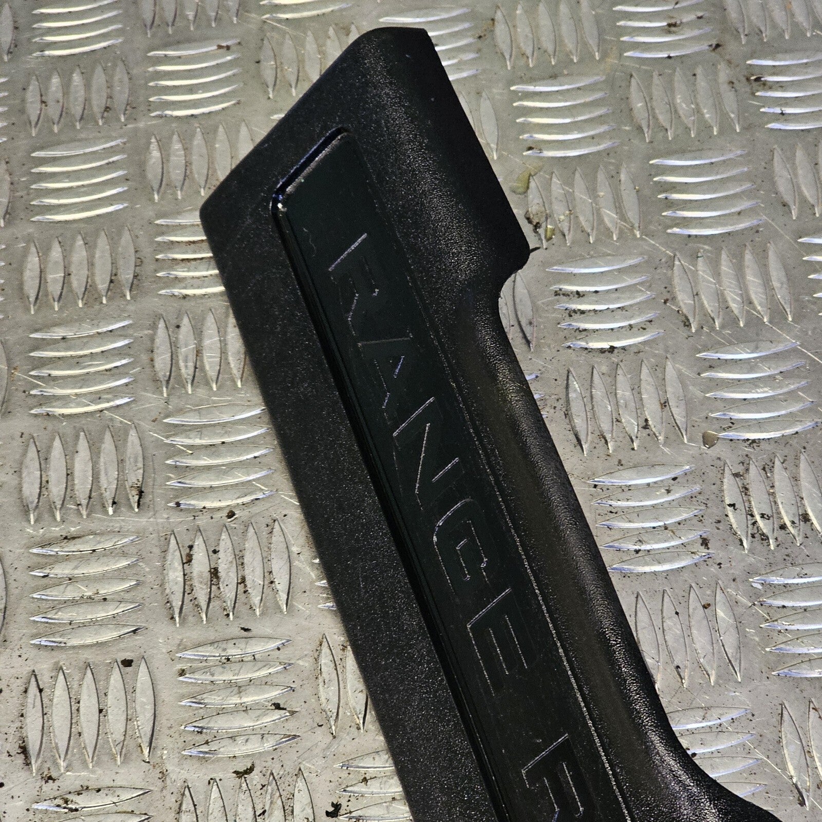 RANGE ROVER EVOQUE L538 2017 FRONT RIGHT KICK PLATE TRIM BJ3213200ADW