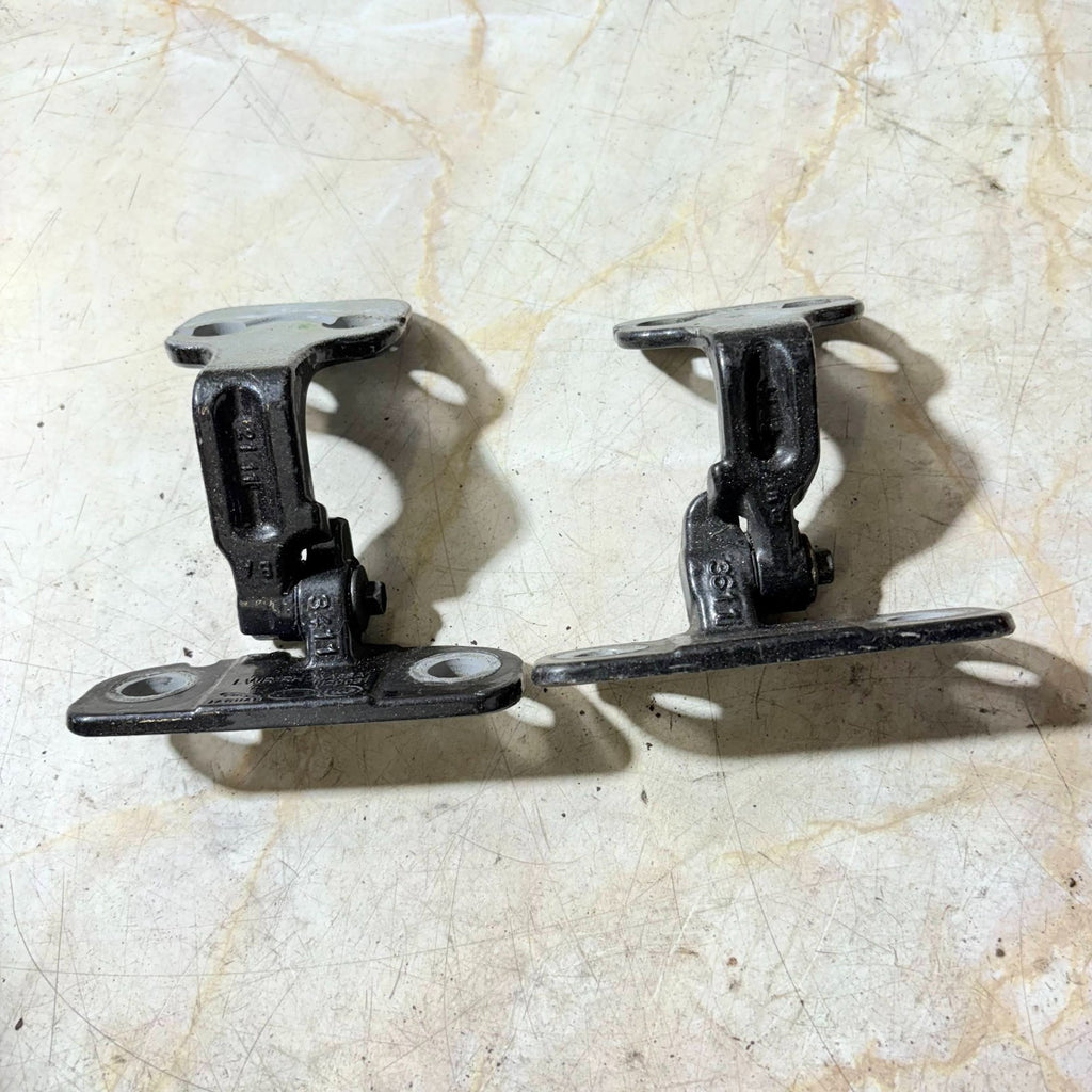 JAGUAR 2012 REAR RIGHT DOOR HINGE LOWER & FRONT LEFT HINGE UPPER AA8SA1120031