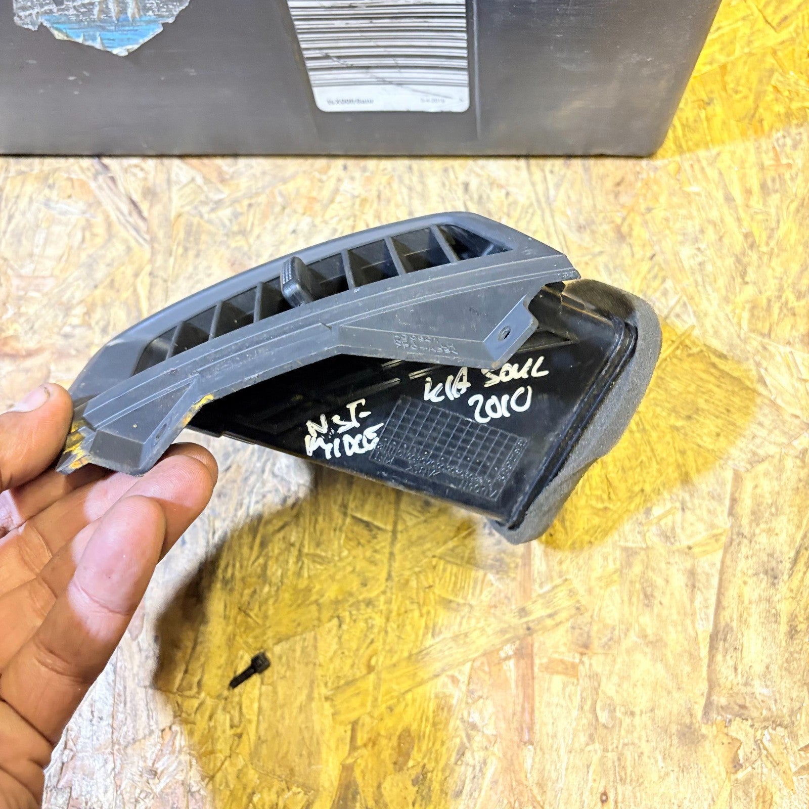 KIA SOUL FRONT CENTRE MIDDLE DASH HEATER AIR VENT LEFT SIDE 97450-2K000 2008-14