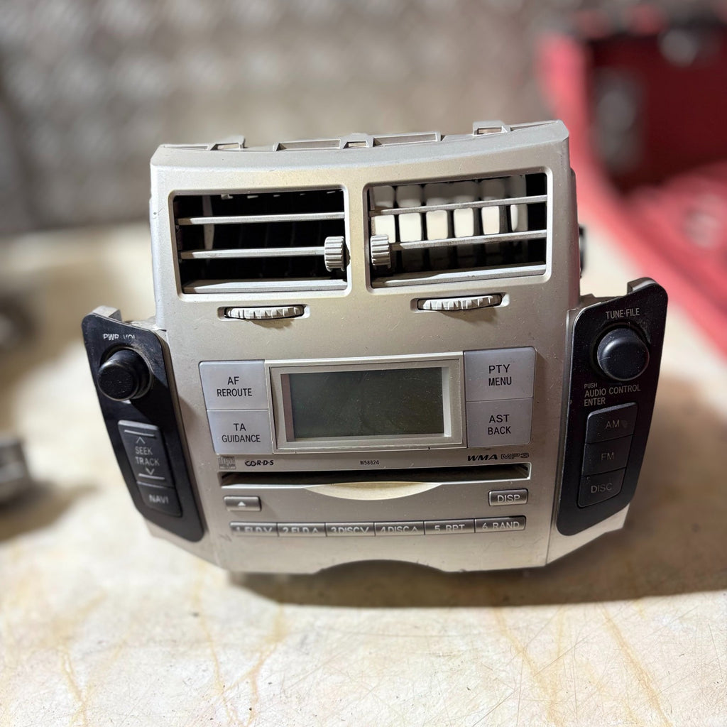 Toyota Yaris 2006-2008 Dash Centre Stereo Radio CD Air Vents W58824 CFF00009A