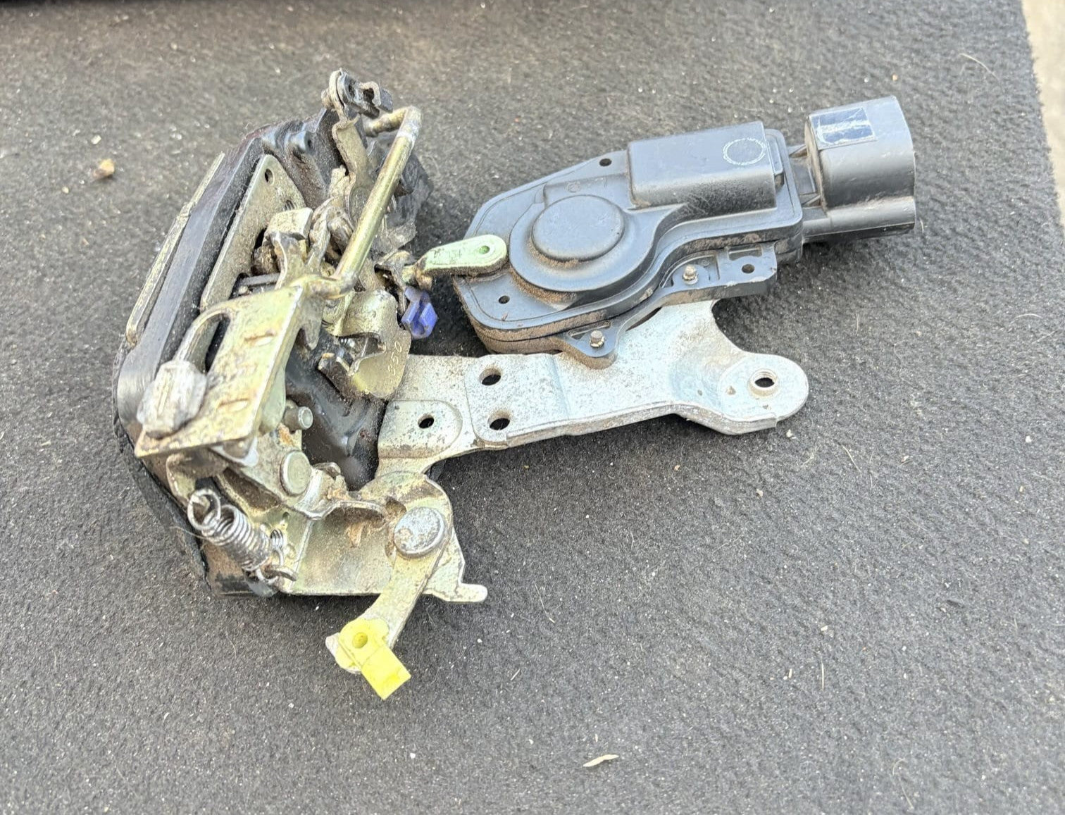PASSENGER FRONT DOOR LOCK/5.PUERTAS/6.PINES 595032 FOR TOYOTA RAV 4 A2 2.0 TU