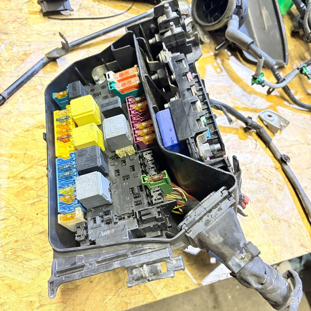 MERCEDES 2013 FRONT FUSE RELAY BOX A0025428019