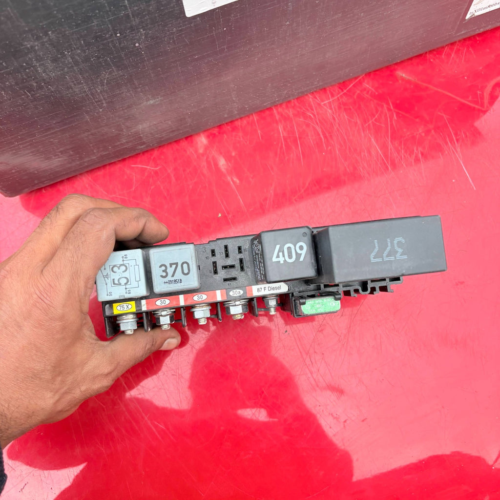 VW Beetle Mk1 2009 right front relay fuse box board