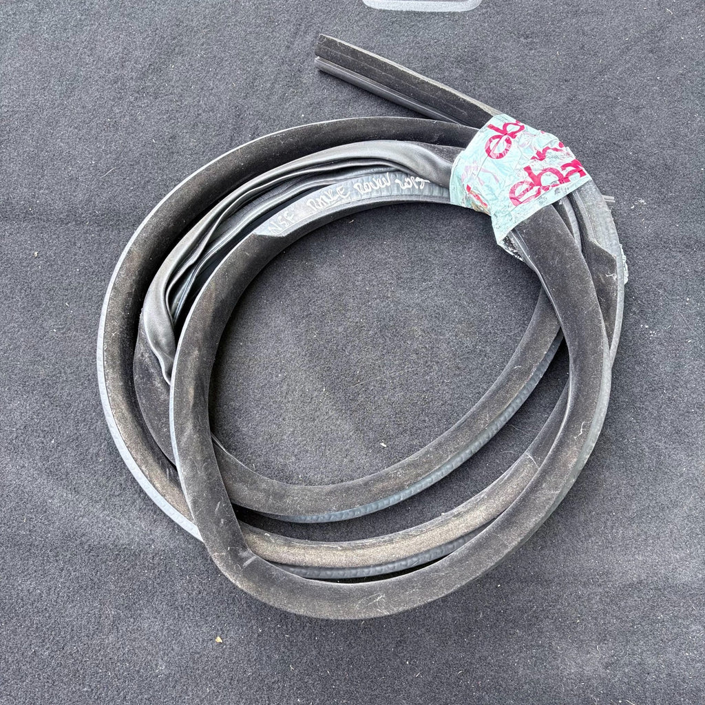 RANGE ROVER L405 13-21 FRONT LEFT N/S PASSENGER DOOR RUBBER SEAL