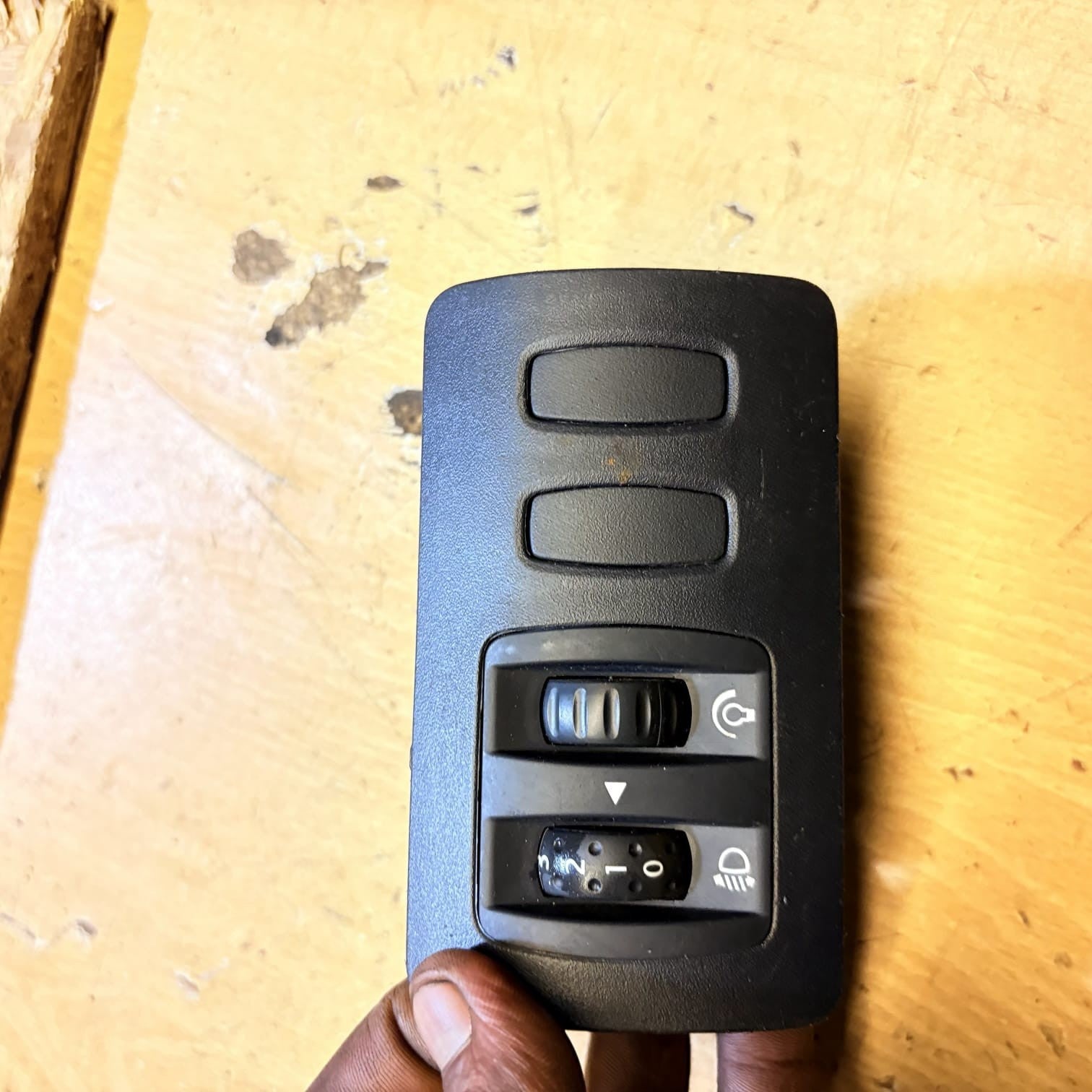 Renault Clio Mk3 2005-12 Headlight Level Dimmer Switch 8200407756 8200407757