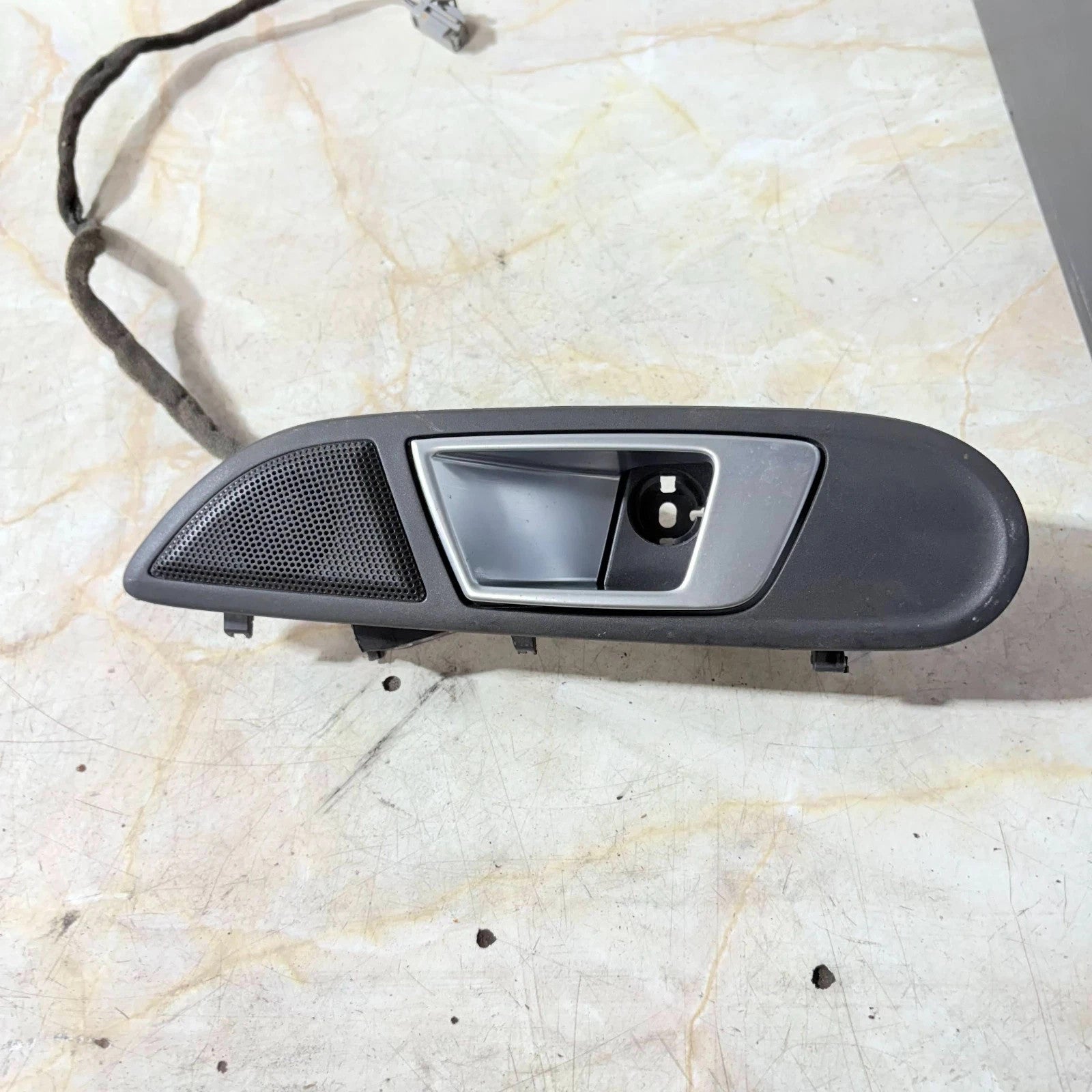 08-17 FORD FIESTA MK7 INSIDE PASSENGERS LEFT SIDE FRONT DOOR HANDLE WITH SPEAKER