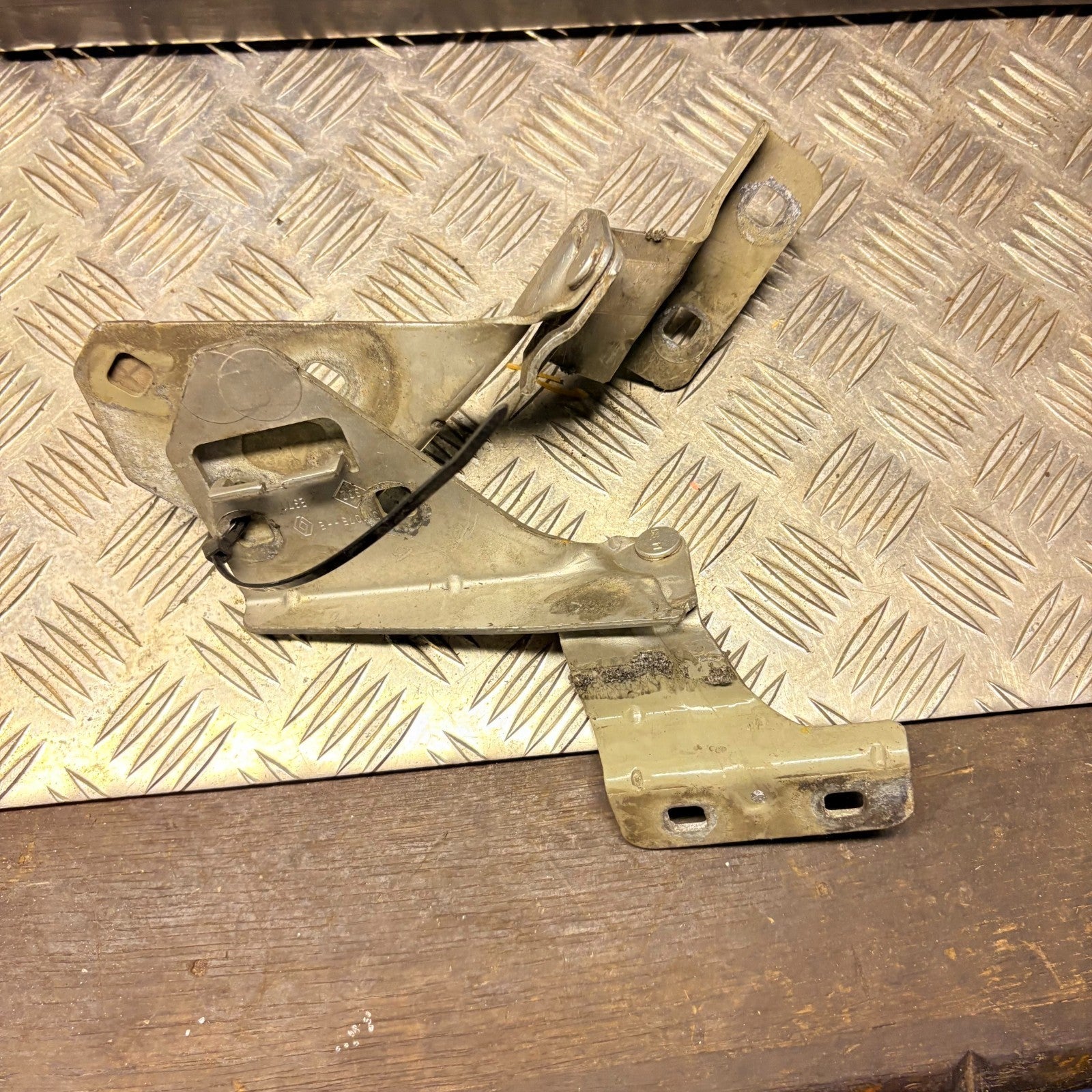 011074E Front Left Passenger Side Bonnet Hinge Renault Megane MK2 2002-2008 OEM