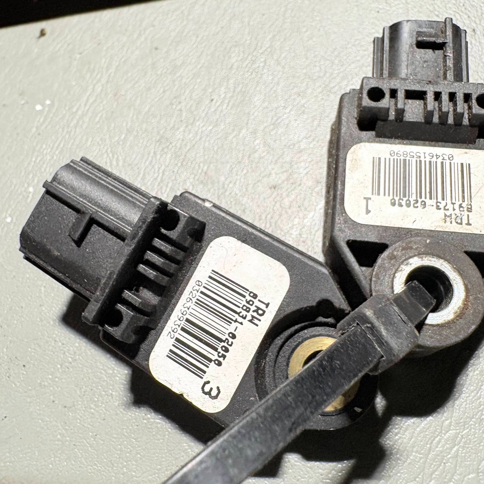 TOYOTA COROLLA 5DR REAR IMPACT CRASH SENSORS PAIR 89831-02050 2000-2006