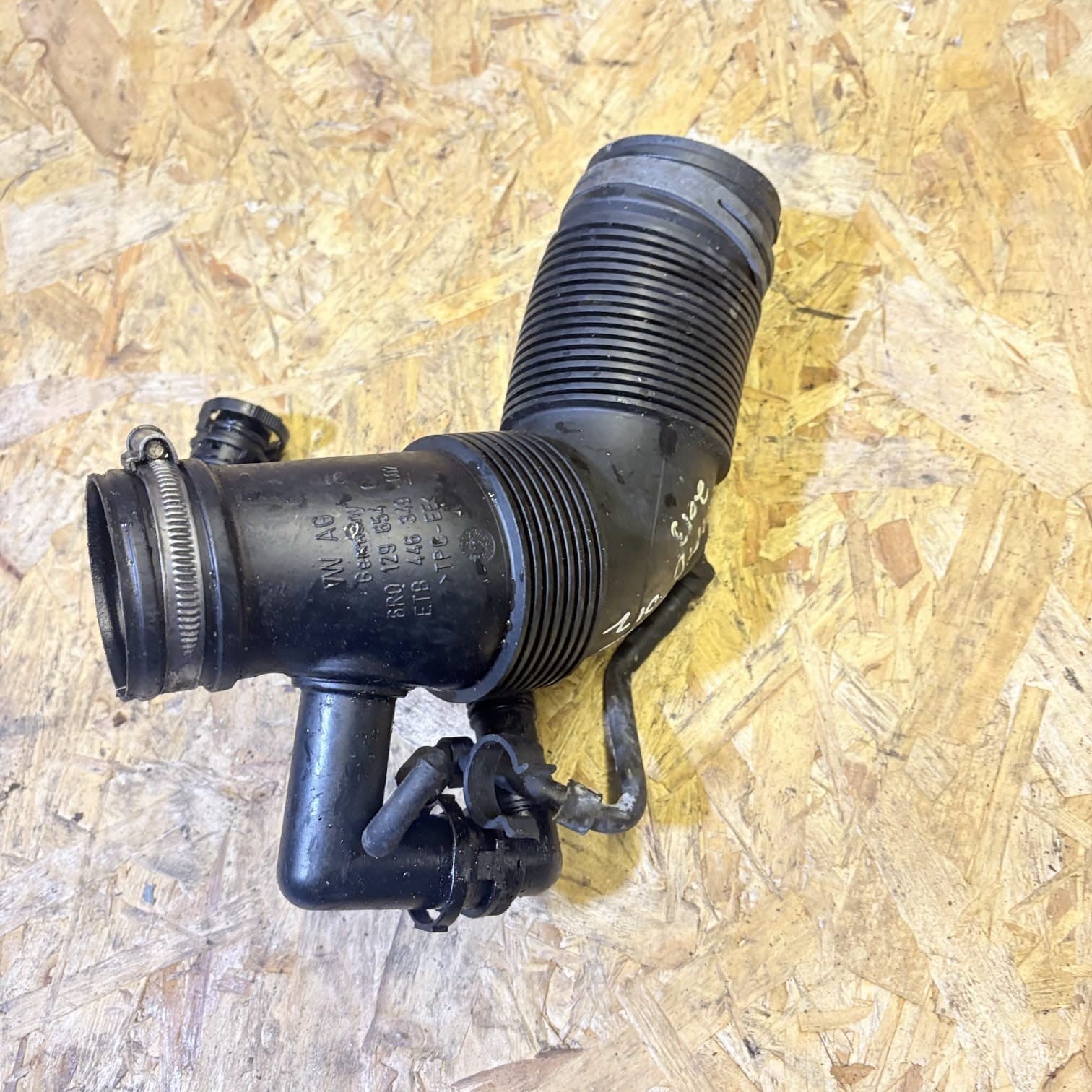 2013 AUDI A1 VW 1.6 CAY AIR INTAKE PIPE 6R0129654C