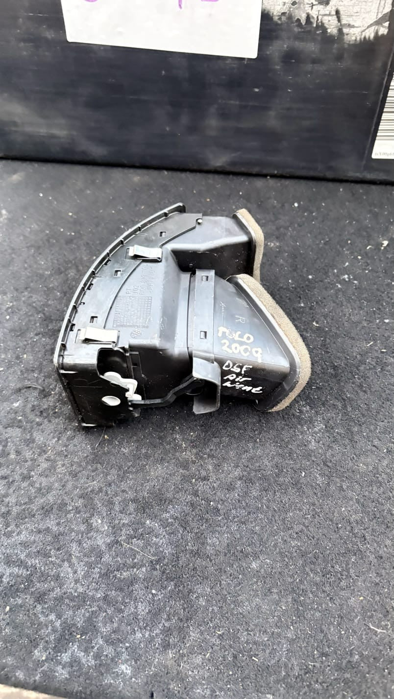 VW POLO 9N3 MK4 DRIVER/RIGHT SIDE FRONT AIR VENT DUCT 6Q0819704 2009