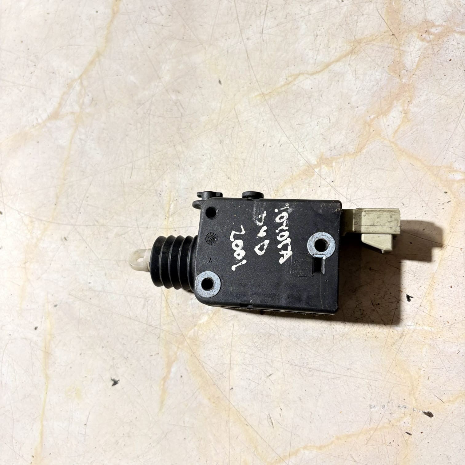 Toyota Avensis Estate 2001 Year Tailgate Locking Actuator 69150-05010