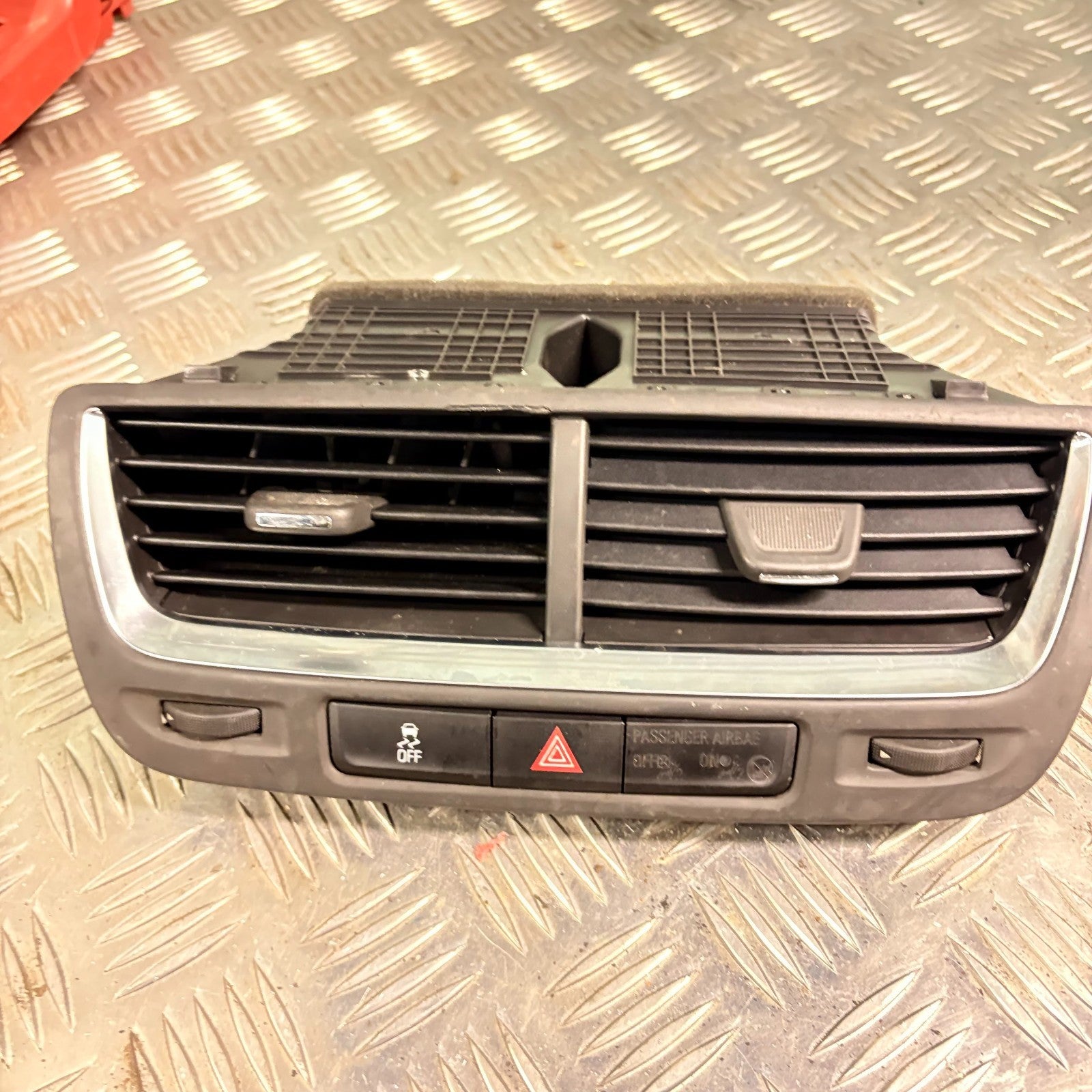 VAUXHALL MOKKA MK1 DASHBOARD AIR VENTS TRIM HAZARD SWITCH 2013 95016183