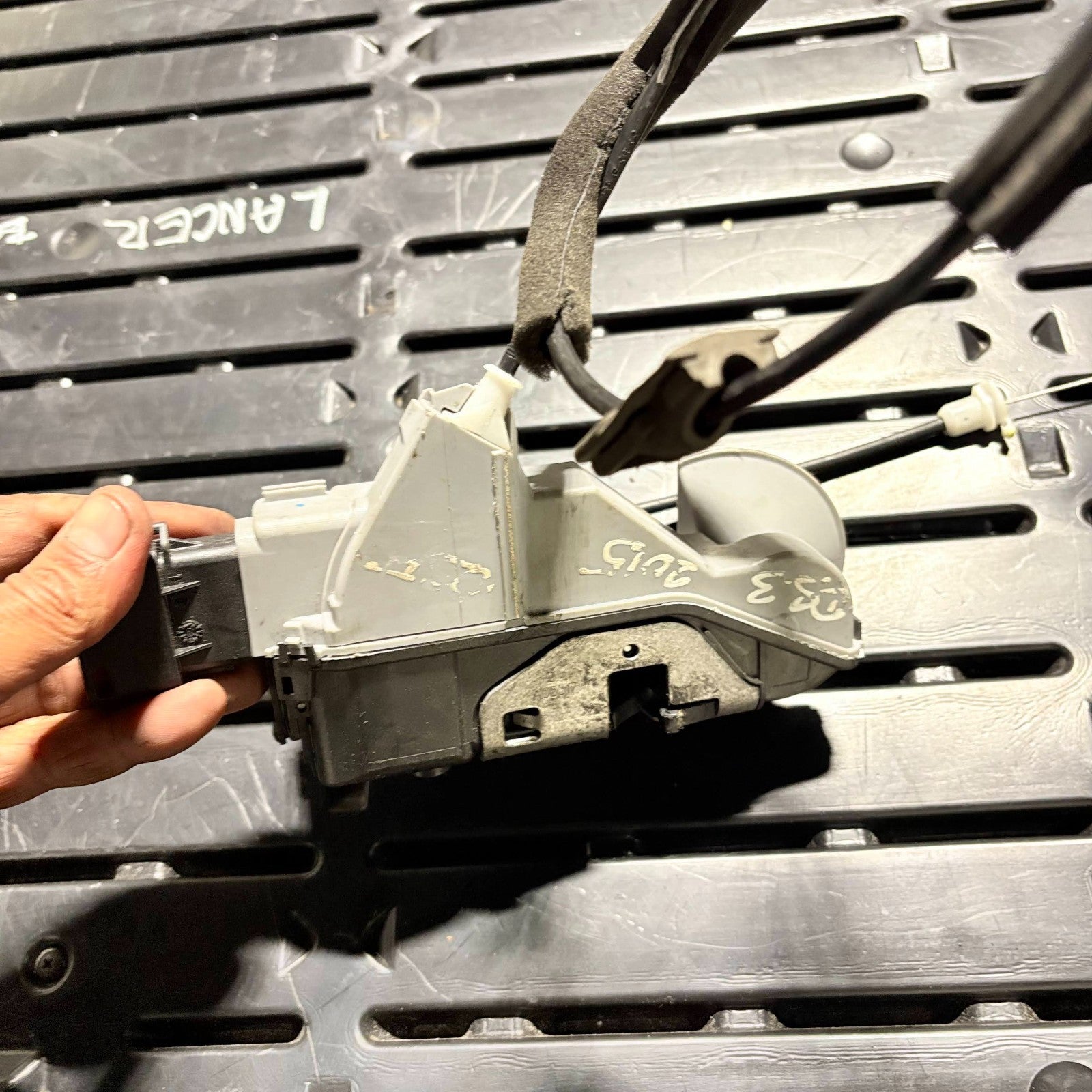 2015 CITROEN DS3 DOOR LOCK ASSEMBLY (RIGHT FRONT) A04973