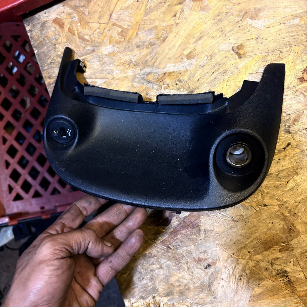 Nissan Juke F15 1.2L Centre Console Trim with USB/AUX Port 682521KE0A 2015